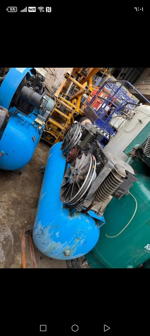 السلام عليكم تتوفر كمبريسرات هواء انكليزي إيطالي أمريكي ألماني ٥٠٠ لتر ثري فيز فقط للاتصال *********** العنوان بغداد باب الشيخ كراج الحرباوي محلات النور
