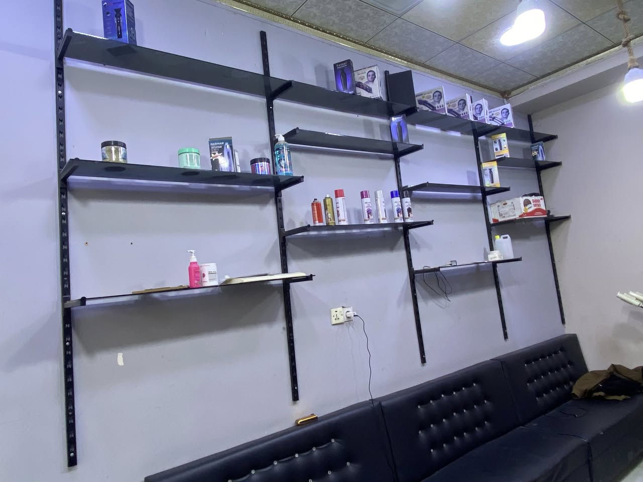 رفوف محل 4 ريوزه كل ريز 3 خانات
 معى جام 5 ملم مضلل اسود درجه اوله للبيع 
السعر 150 الف وبي مجال ***********
