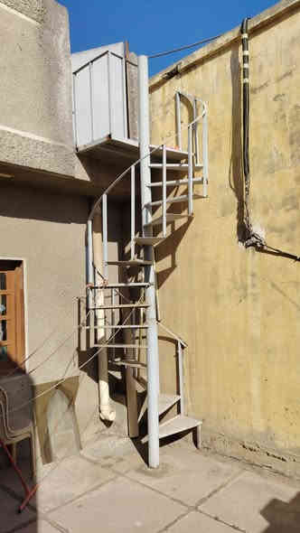 درج دوار ارتفاع ٣ متر كامل محجر وصحن عندي اثنين 
سعر الدرج الواحد ١٠٠ الف مفتوح وحاضر كبل تأخذه
كيربي مستعمل طول ٤ متر عندي ٥ قطع
سعرهن ٥٠ الف بغداد شارع فلسطين ***********
