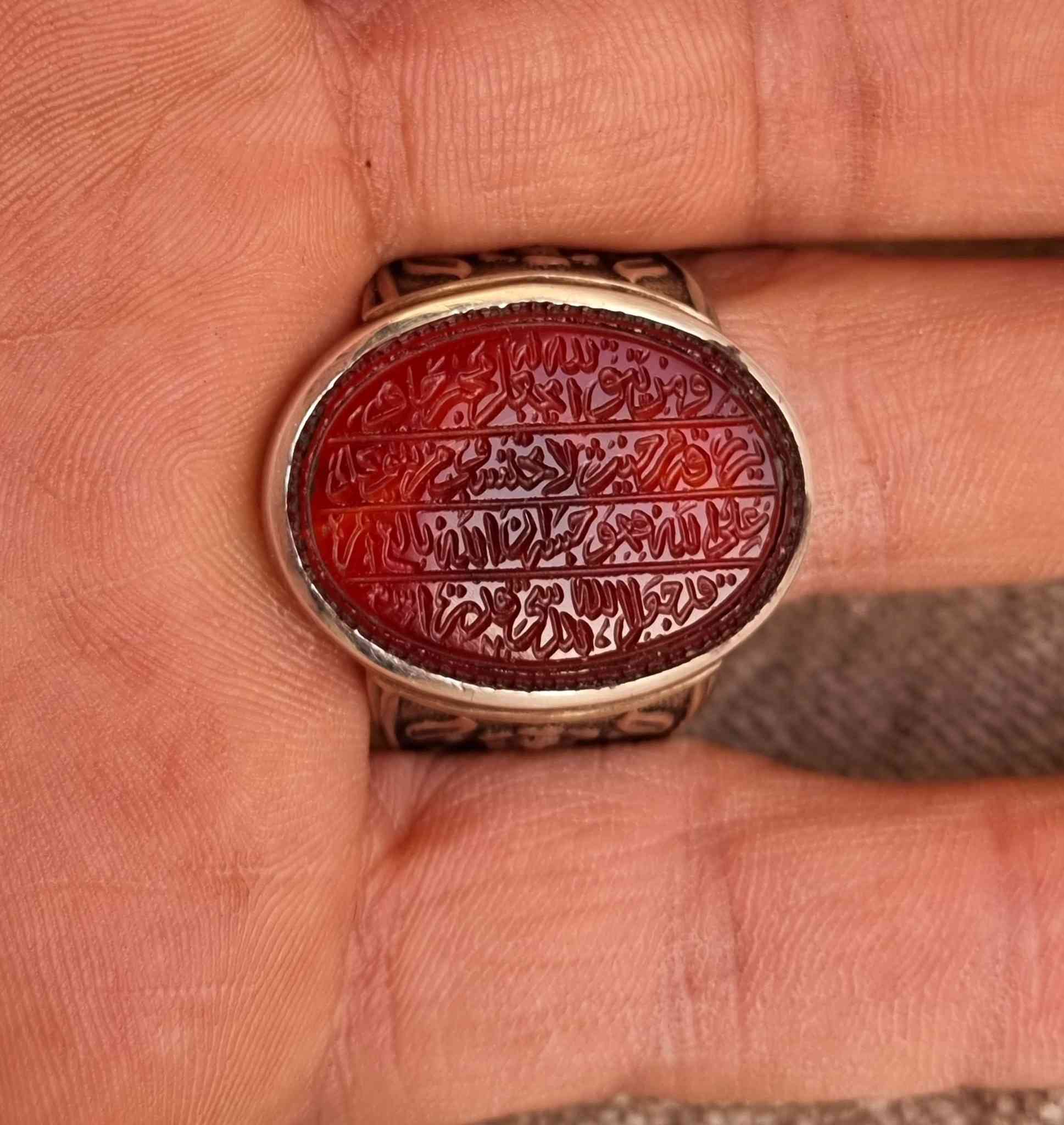 عقيق يماني احمر زعفران مخطوط خط يدوي 
              🔥ايه الرزق المباركه كامله 🔥 
🔥ومن يتقي الله يجعل له مخرجا ويرزقه من حيث لا يحتسب ومن يتوكل على الله فهو حسبه ان الله بالغ امره قد جعل الله لكل شي قدرا 🔥
بصياغه يدويه ثقيله للبيع مكاني بغداد يوجد توصيل إلى جميع المحافظات للبيع فقط فقط أحبتي الغوالي ما اراوس بس ابيع 
***********
