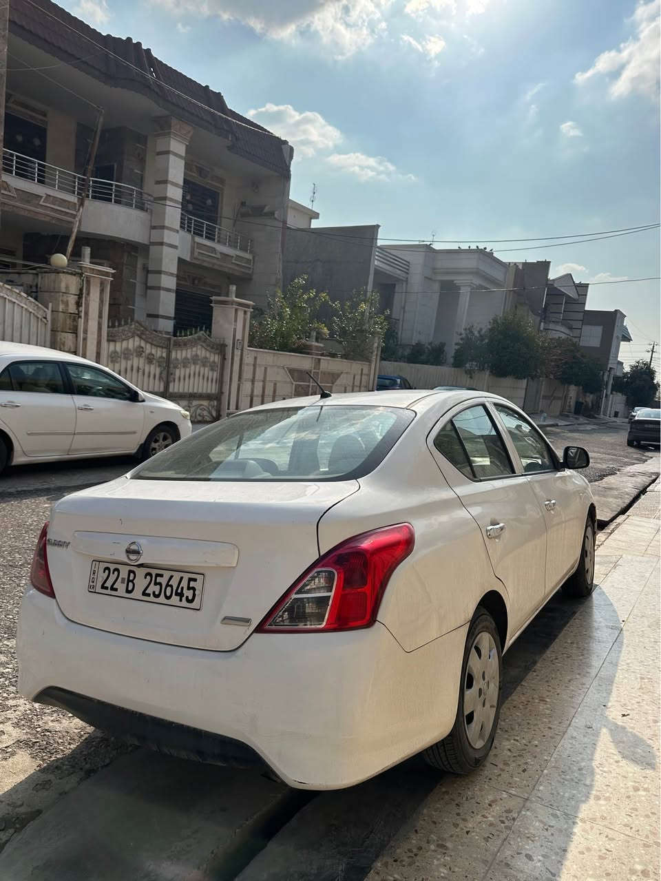 نيسان صنى موديل ٢٠١٧  مكينه و كلها بشرط بيها اربع قطع صبغ بدون دواخل سياره ماشى ١٠٠ الف سنويه جديد حتى ٢٠٢٩ سياره ب اسمى شخصي مكان أربيل رقم تلفون *********** أربيل, العراق
