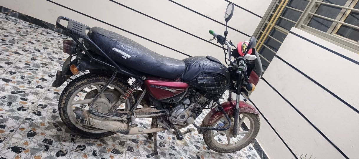 السلام عليكم دراجه بوكسر موديل ٢٠١٧ خير من الله مكينه اوراق اصولي شرط الترقيم تخم تاير دراجه مامغسوله دراجه احله من الصوره السعر ٦٥٠ وبيهة مجال الشراي يدلل مكاني ديالى قرب قريه عداي او دور الزراعه *********** وخاص موجود
