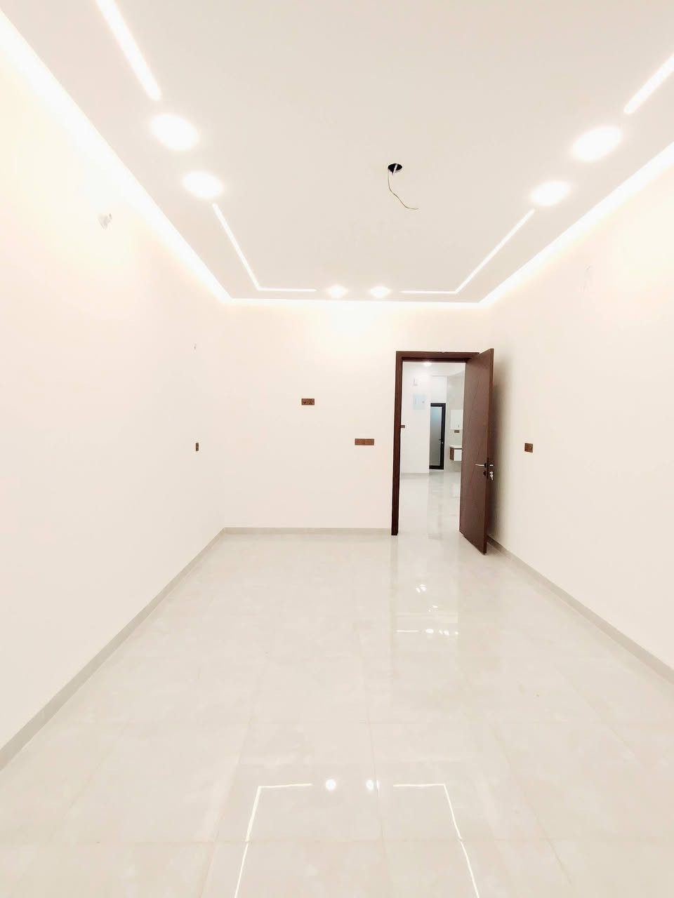 دار طابو زراعي سند 25
للــــــــــــــبيع 
الموقع نــــــــــــــادر الاولى 
المساحة 151م²
طابقـــــــــــين
الاول ..غرفة نوم كليدور مطبخ استقبال حديقة داخلية وخارجية مجمع صحيات داخلي وخارجي
الطابق الثاني غرفتين نوم كليدور مجمع صحيات
للاستفسار 
اتصل بالارقام التاليه 
***********
***********
موقع المكتب حله نادر الاولى الشارع الرئيسي مقابيل دائره اتصالات بابل 
مكتب علي السلطاني للعقار
21
