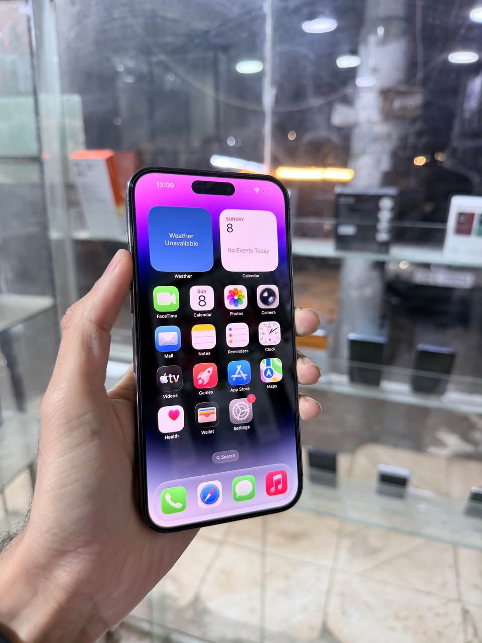 ئایفۆن ١٤ پڕۆ ماکس ڕەنگی مۆر
شتێکی هەتا بڵێی جوان و خاوێن بێ شوخت
کەپسەو نەکراوەتەوە زەمانی کۆمپیتەر و هەوا
128 گێگای یەک سیمکارت پاتری 79
نرخی 519 دۆلار گەیاندن هەیە 
ناونیشان هەولێر-قەڵاتی نوێ مۆبایلی هاوکار
ژمارە مۆبایل :- 📱*********** أربيل, العراق
