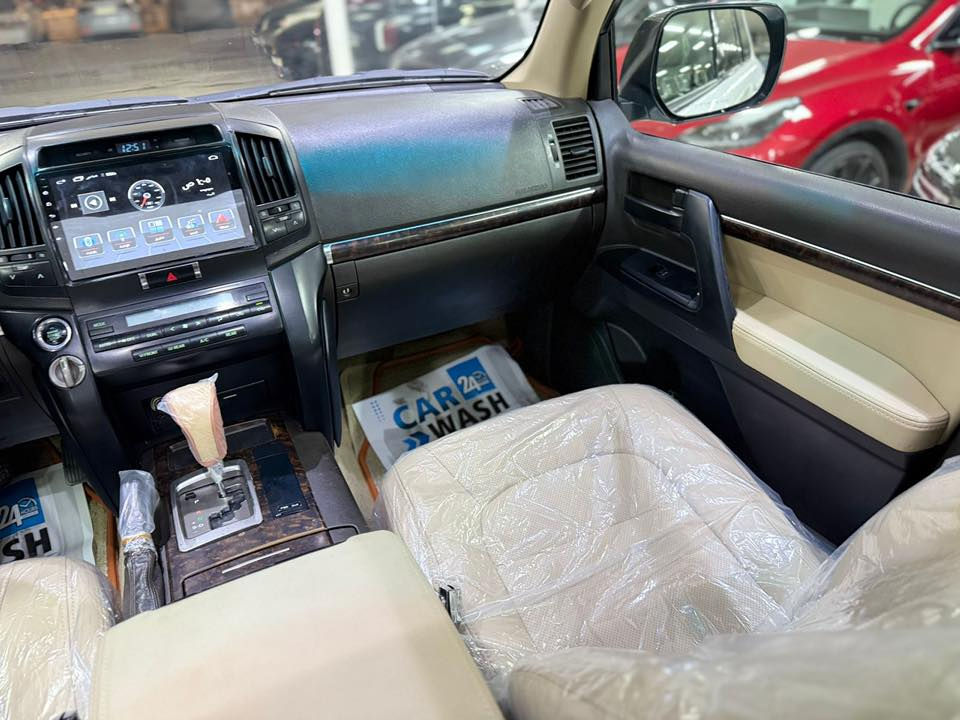 لاندكروز GX.R موديل: 2009
سنويه السياره بسمي  
فئة GX.R فول مواصفات 1/1 
المواصفات:
كاميرا خلفية
فتحة سقف (سلاید)
كشنات جلد
حساسات
لايتات LED
تبريد مركزي (3 مناطق)
تحديد سرعة
بصمة تشغيل
نظام نزول وصعود
ثلاجة
المحرك:
6 سلندر
رقم الهاتف :0780 000 7780
