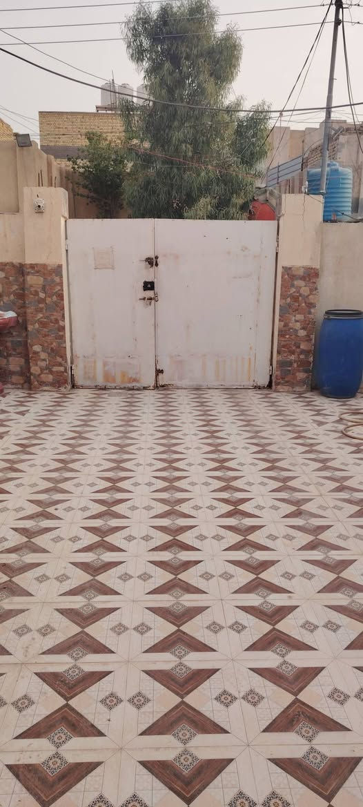 للبيع

بيت ٢٠٠م

طابق واحد بناء نظيف عكاده

سعر ١٨٥ بيه مجال قليل

يقع في حي العسكري

مقابيل دائرة الكهرباء

داخل فرع عرض ٨م

يحتوي على غرفتين وصاله ومطبخ وصحيات داخليه وخارجيه واستقبال وكراج سياره.

موبايل للاستفسار ***********
