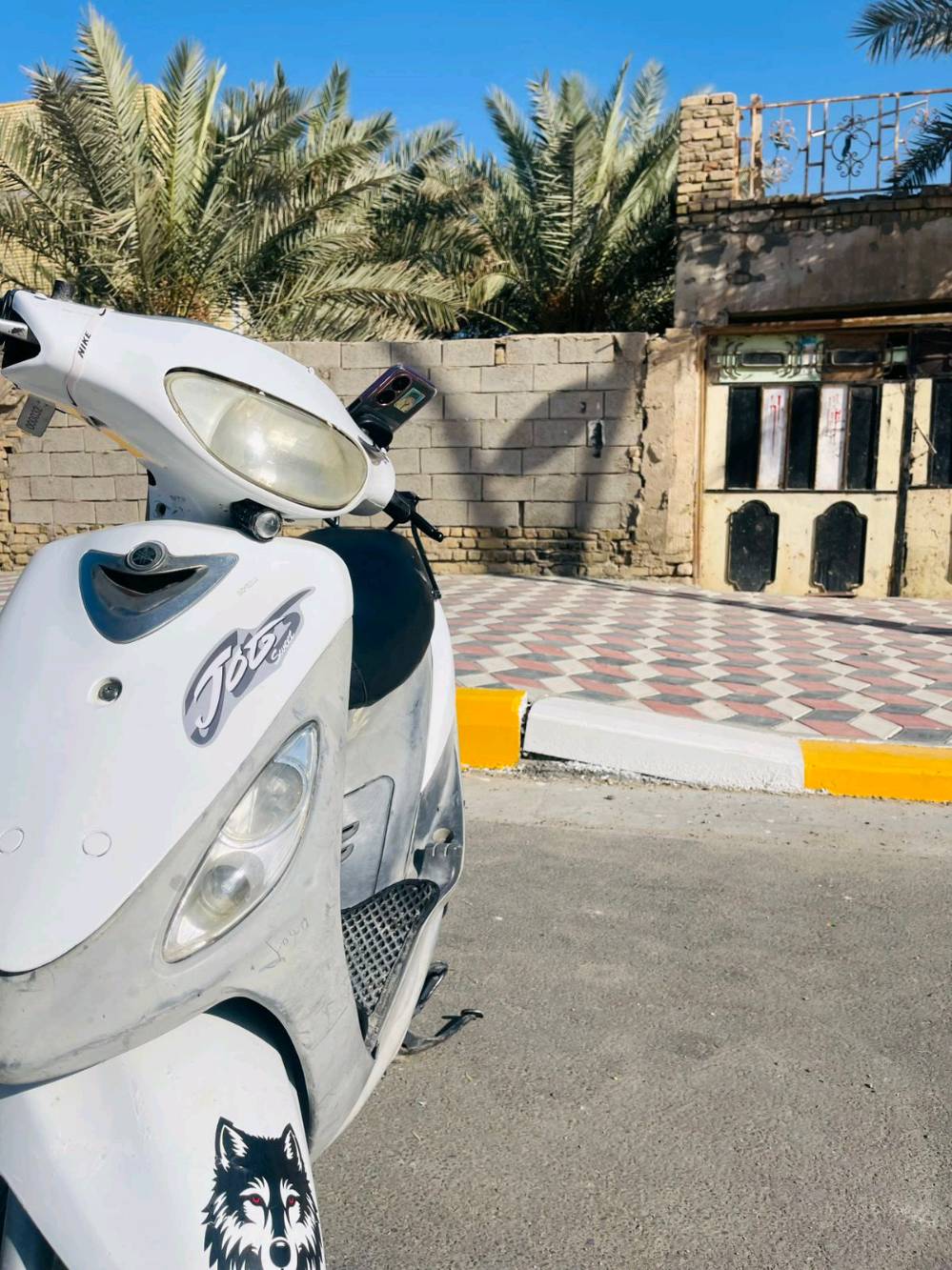 دراجة سكوتر بيضاء اللون، حالة جيدة، مناسبة للتنقل داخل المدينة. التصميم عصري وعدة أجزاء من الدراجة محدثة. اقتصادي بالاستخدام وسهل القيادة.