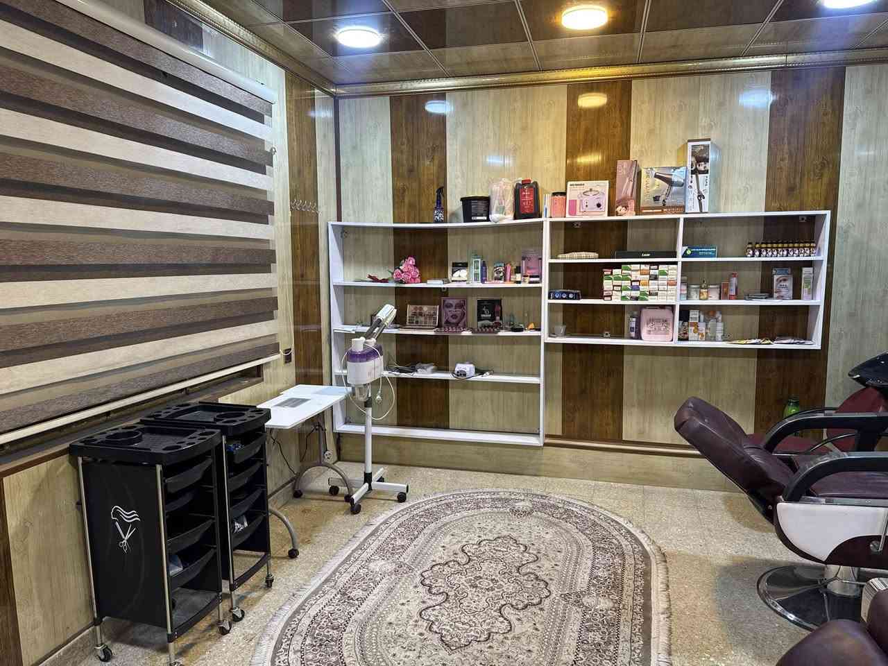 📢 صالون نسائي للبيع🌸
صالون جاهز للعمل ومجهز بالكامل، 
سبب البيع: التفرغ لأعمال أخرى.

📍 الموقع: (احي البكر)
💰 السعر: (خاص)
📞 للاستفسار والمعلومات أكثر يرجى التواصل على الخاص أو الرقم: ***********
***********
