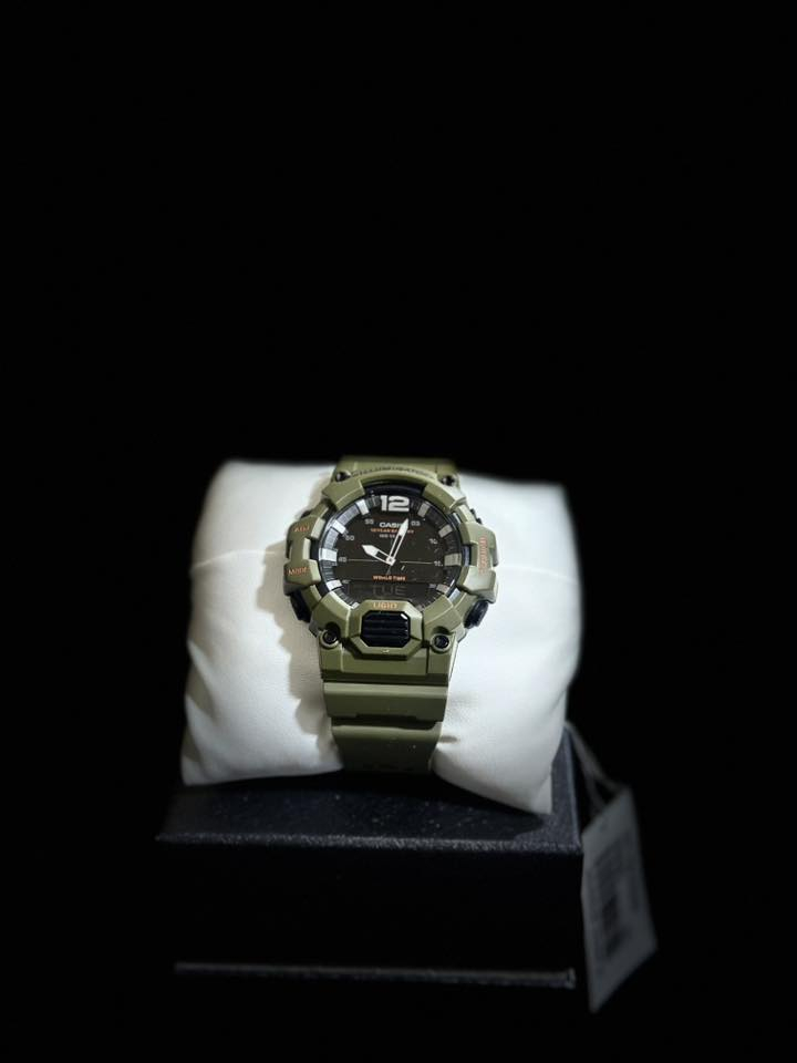 كاسيو رياضي لون عسكري
لعشاق التصاميم الرياضية والألوان العسكرية، ساعة Casio الأصلية مصممة لترافقك في كل الظروف، مع بطارية تدوم لـ 10 سنوات!
📌 أبرز المواصفات:
• الموديل: Casio HDC-700-3A2VDF.
• التصميم: هيكل وسوار من الراتنج المرن وشديد التحمل باللون الأخضر العسكري.
• الشاشة: عرض مزدوج (عقارب + رقمي) مع زر أمامي لسهولة تشغيل إضاءة الـ LED.
• عمر البطارية: بطارية طويلة الأمد تدوم حتى 10 سنوات!
• مقاومة الماء: مقاومة للماء حتى عمق 100 متر (مناسبة للسباحة).
• ميزات إضافية: توقيت عالمي، 3 منبهات يومية، ساعة إيقاف، وذاكرة لحفظ 30 رقم هاتف.
لا تفوت فرصة اقتناء هذه الساعة العملية والمتينة! متوفرة الآن. 🔥
***********
