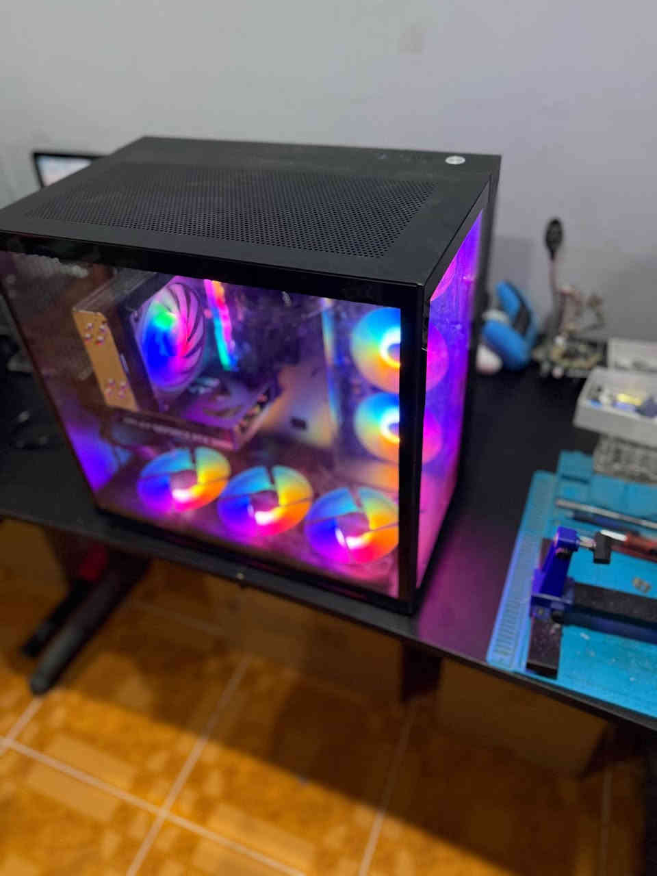 Gpu:rayzn 7 5700x
Cpu:5060 8 GB oc pny 
Ram:16 rgb 3200 mhz hp
Psh:650 watt 
Mth:B 550
Hard:512 ssd 
Cooler:cooler air mass
Case :game max infnity 6fan rgb 

کەیسی زۆر زۆر بەهیز بۆ گەیمینگ و دیزاین زۆر بەهیز 
زەمانی ٣ مانگی هەیە 
گەیاندن بۆ هەموو شوینیک هەیە 
نرخی 
١١٣٥٠٠٠
٨٠٠$
***********
*********** أربيل, العراق
