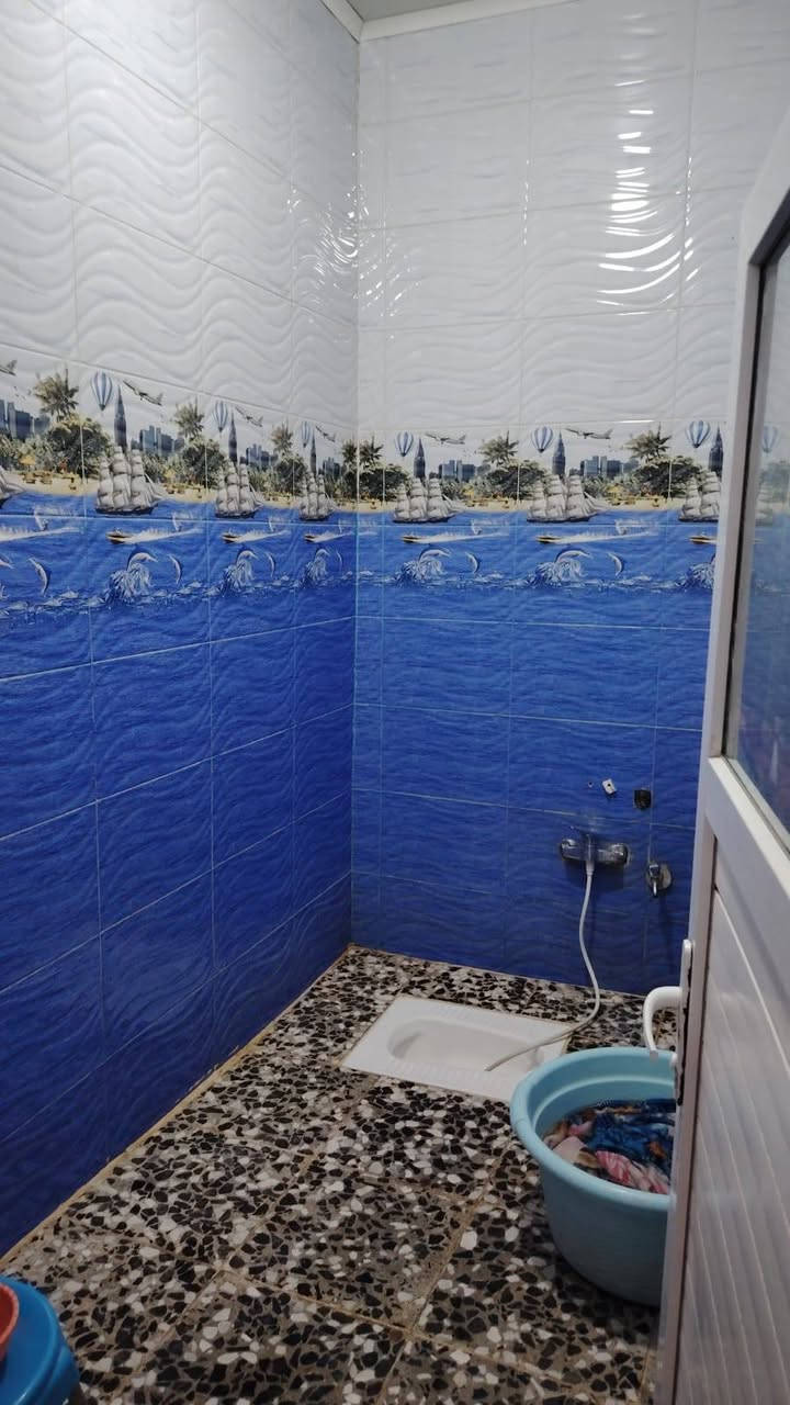 للبيع مساحه 140م يتكون من غرفتين وصاله ومطبخ وصحيات داخله وخارجيه ومكشوفه ومكان لاستقبال مامبني بناء ابلوك تجعيب طابوك السكف عكاده شيلمان السطح مطبك فرشي العنوان شارع المطار الجديد شارع الحوزه قريب علشارع سعره 40قفل بدون عمله للستفسار اتصل ***********مكتب بركات الصدرين للعقار شارع الحوزه
