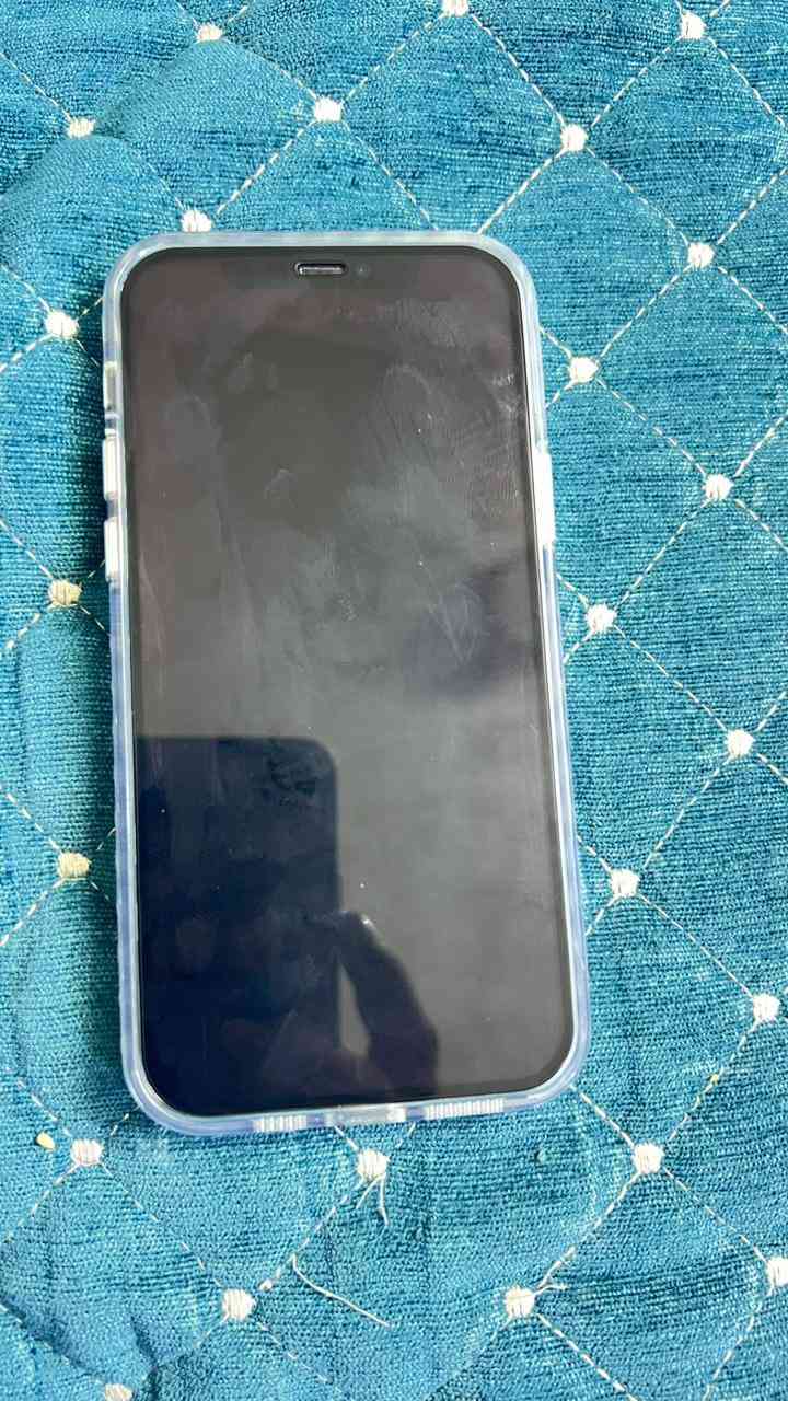 يفون 12عادي الجهاز كلش نضيف  ذاكره256 بطاريه88 الجهاز مكفول من كلشي السعر:375
مكاني بغداد البلديات تواصل  واتس***********
