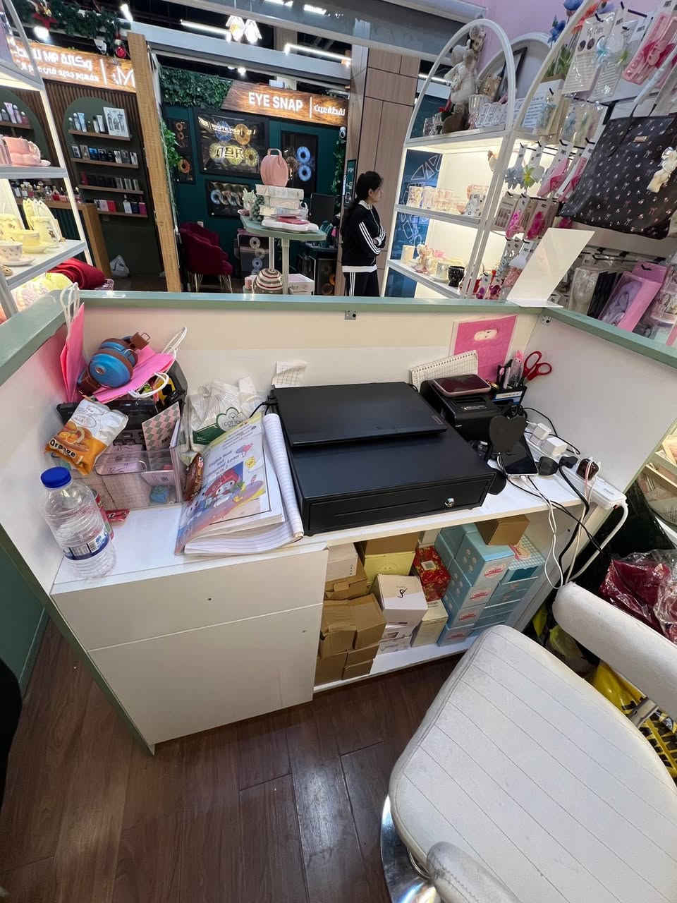 فاترينات للبيع  عرض مع ميز وسطي وميز كاشير

فاترينات طولية عدد  ( الارتفاع 2 متر ، عرض 1 متر، العمق 30 سنتيمتر)

فاترينات اكسسوارات عدد 2 الارتفاع 2 متر ، عرض 1 متر، العمق 30 سنتيمتر)

ميز كاشير ( 130 سم ، والعمق 40سم) 

ميز وسطي ( متر ، العرض 40 سم )

التواصل على الرقم : ***********
