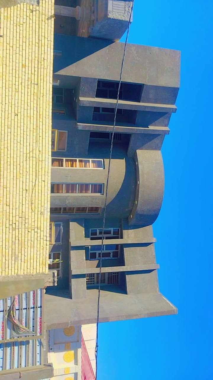 #السعر انتصل وتدلل ‏‪‏‪***********‬‏
دار سكن طابقين ٣٠٠ متر حي الجمعيه ٤غرف نوم وصاله عدد ٢ واستقبال ومطبخ حار وبارد وحمام عدد٣ وصحيات عدد ٣ الأرضيه مرمر والجدار سيراميك ملبوخ داخل وخارج
