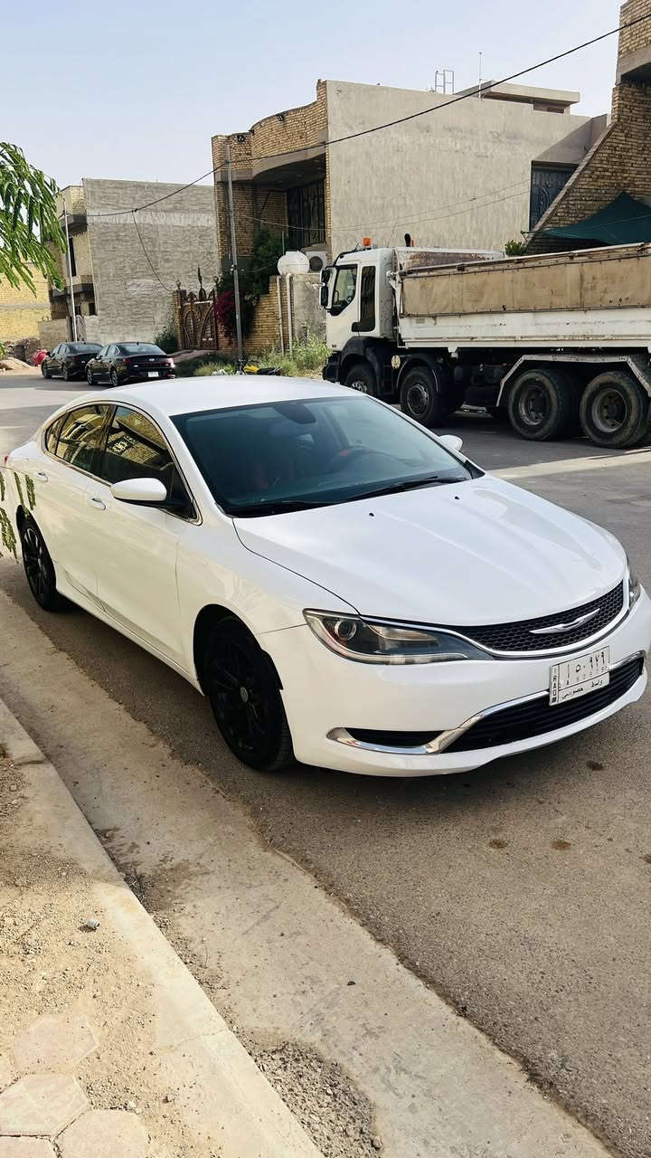 تحيه طيبه …❤️
سياره للبيع نوع كراسيلر C200 
موديل ٢٠١٥ 
لون ابيض 
رقم واسط حره مشروع وطني سنويه مجدده الى ٢٠٢٨ 
.
وارد امريكي حادثها جاملغ وبنيد فقط وباب السايق فقط صبغ لتلاون فقط بدون قطره معجون او دكه جاكوج 
.
مواصفات 
مكينه ٢٤٠٠ المرغوب مكفوله من الفتح والتبخير جديده بعدها 
كير اوتوماتيك (9 نمر)
شاشه 
كامره 
كشنات مخمل 
تحكم ستيرن جهتين 
بك لايت لد 
ويل ١٧ وصبغته اسود لجماليه 
منظومه غاز افولها ب٨ الاف ابقه بيها اسبوع 
صدرها كله جديد بدلته شلع 
تخم اذين جدد 
زوج دراميات جدد 
تبريد جديد ثلج 
زوج فلجنات جدد وتخم دسكات جدد 
برمجه مراوح يعني ماكو شي اسمه حماوه 
وبعد هواي امور مسويها الها 
السياره مصروف عليها كلش هواي وجاهزه بمعنى الكلمه 
والياخذها بالعافيه عليه 
وسعرها ٩٣ وبيها مجال بسيط بعد المعاينه 
ومكانه بالكوت مركز المدينه 
وهذا رقمي ***********
