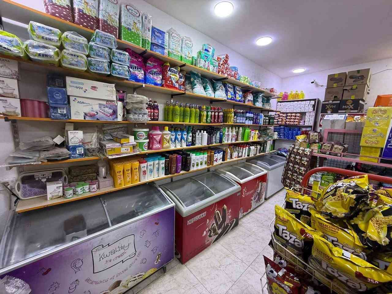 محل للبيع مع كافه محتوياته محل علي رجل كامل من مسواك وغراض ورفوف حديثه مكان المحل طشاش شارع اسعاف الفوري ولمحل مكانه مقابل معمل المرور للاستفسار ع رقم الخاص مسدود رقم صاحب المحل ***********
— في ‏داموك حي الميمون‏.
