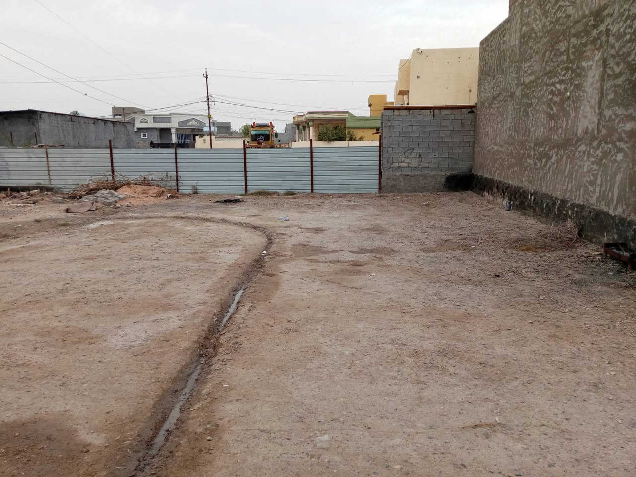 سلام عليكم قطعة ارض مساحتهة 200 العنوان الرمادي سجارية قرب جامع الهجرة سعر 30 مليون بيهة مجال رقم الهاتف ***********
