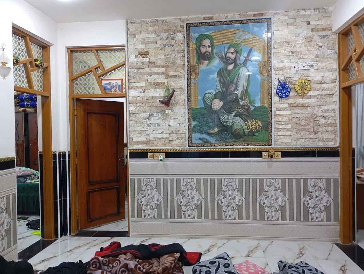 السلام عليكم متوفر بيت كامل من كل النواحي بناء طابوق 
بناء حديث 2023 مساحة البيت 700 طابو زراعي سند 25
متوفر ماء وكهرباء ومدارس قريبه  ابتدائيه متوسطه إعدادية مركز صحي 
للاستفسار اتصل 🗣📲📞***********
