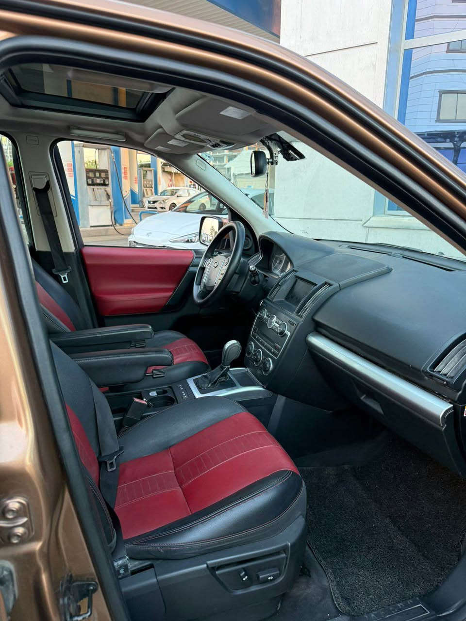 Land rover 2014 
لاند رۆڤەر ،بۆنیت و چاملغ بۆیاغە بێ ناو گرتن سەیارەیەکی 
زۆر خاوێنە هەتاکو ١١٣ هەزار کیلۆمەتر لە شەریکە سەردار سێرڤس کراوە ، ١٧٩ هەزار کیلۆمەتر ڕۆیشتوە 
فول فول مواسەفات رەقەم و سەنەوی نوێیە 
نرخ ؛ ١٠٠ محامەلە 
*********** واتساپ و ڤایبەر لەسەرە أربيل, العراق
