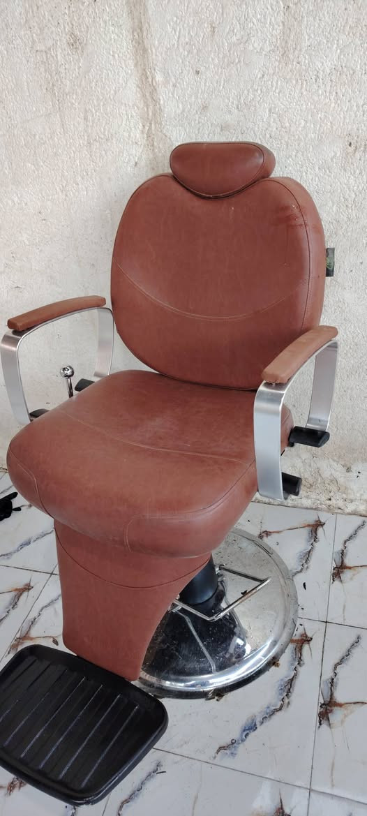 كرسي حلاقه البيع ونظيف وشغال مكان بابل مدينه القاسم //*********** //***********
