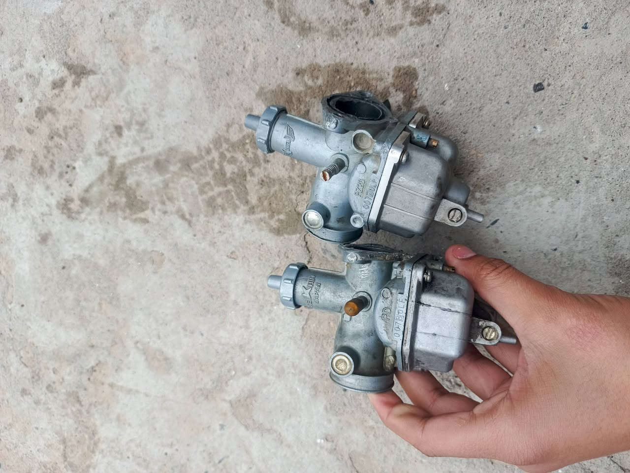 السلام عليكم شباب.. عندي هاي الأغراض مال دراجة للبيع، حالة الأغراض ممتازة وشغالة:
محرك (مكينة) كاملة: نظيفة جداً، صوت ناعم وشغالة 100%. 💰 السعر: 125,000 دينار.
​ماشية (جرّة) أمامية: نظيفة، تحتاج فقط لحيم بسيط بالحديد الجانبي. 💰 السعر: 20,000 دينار.
​زوج دبلات خلفية: بلاد ونظاف جداً (ما بيهم أي نضح دهن). 💰 السعر: 15,000 دينار للزوج.
​سبايدر (قاعدة حديد): نظيفة وما بيها أي كسر أو عوج. 💰 السعر: 10,000 دينار.
​كشن دراجة (NAMI 125): تنجيد بلاد ونظيف جداً. 💰 السعر: 10,000 دينار.
​كاربريتر (عدد 2): شغالين وجاهزين وما بيهم أي مشاكل. 💰 السعر: 7,000 دينار للقطعة.
📥 للتواصل: مراسلة الخاص فقط.


**إذا كنت صاحب هذا الإعلان وتريد حذفه لأي سبب، رجاءا أرسل رسالة إلى الدعم الفني**