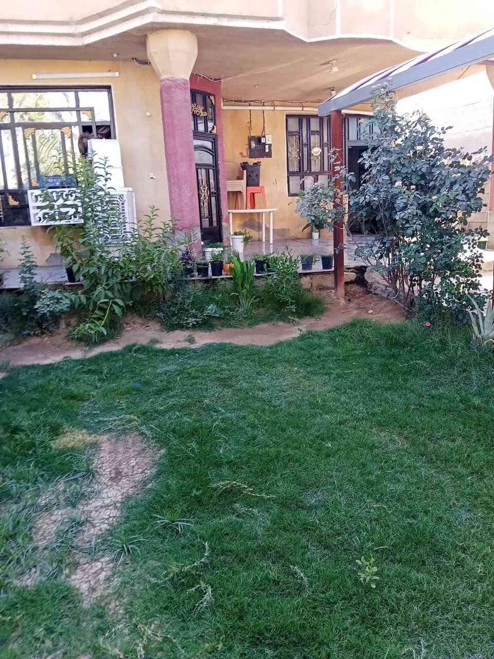 سلام عليكم يوجد بيت للبيع مساحه 350 متر يحتوي على 3غرف نوم واستقبال ومطبخ وحولي وصحيات طابو زراعي سند25 العنوان بغداد الراشديه قرب جامع عبد الكريم ابو غازي الاتصال على الرقم *********** السعر 100
