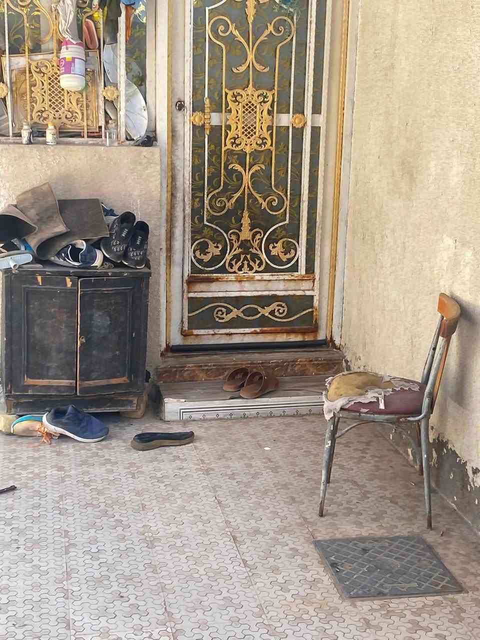 سلام عليكم بيت 150 م واجهه 10نزال 15 للبيع الموقع حمدان البز شارع المركز غرفتين صاله مطبخ ديوانيه صحيات خارجي داخلي كراج كبير استفسار ***********
