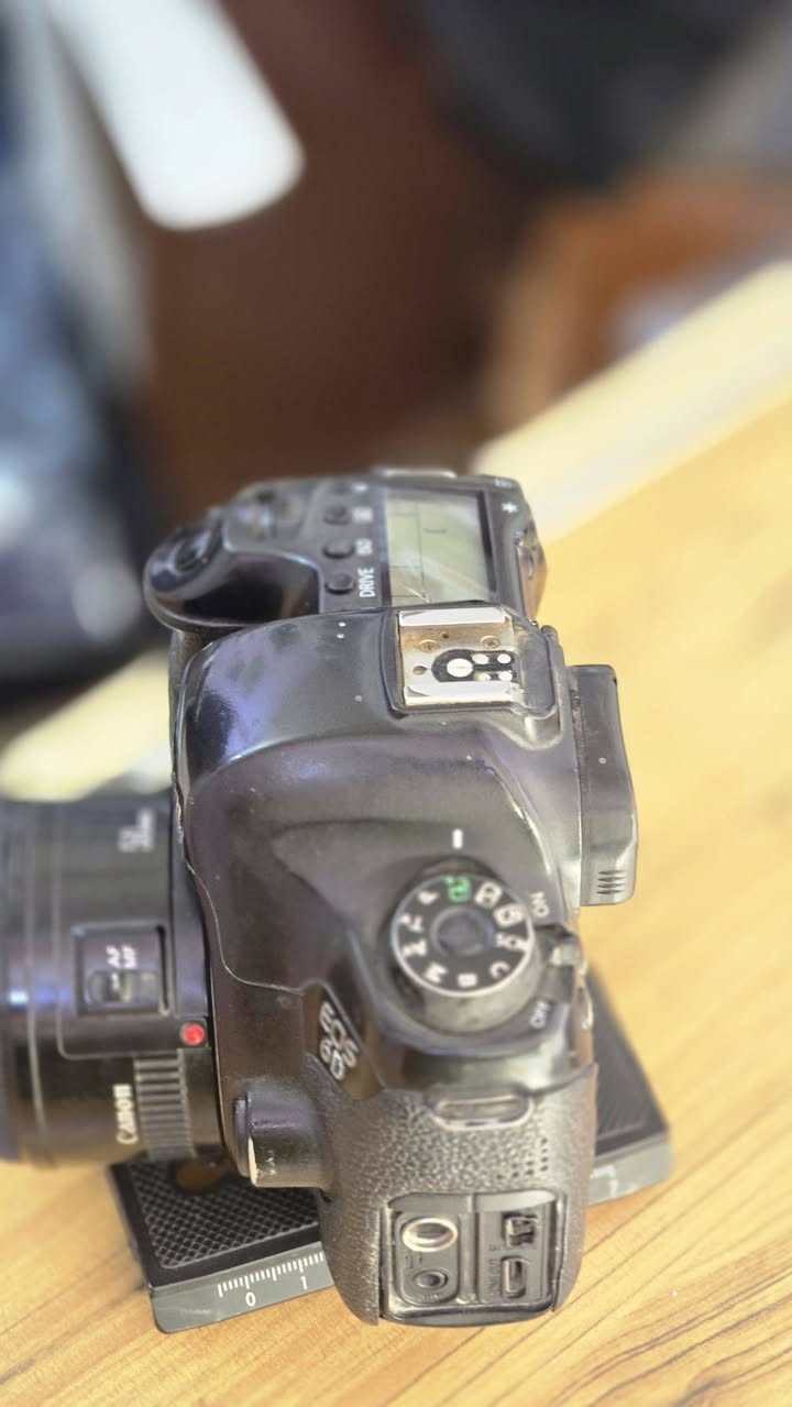 📸 لعشاق التصوير والبورتريه.. عرض مميز! 📸
​متوفر الآن للبيع كاميرا كانون مارك 1 (Canon Mark I) الغنية عن التعريف، مع وحش البورتريه عدسة 50mm f/1.8.  والإبداع.
​🌟 ليش هذا السيت مميز؟
​عزل خرافي: العدسة بفتحة (1.8) تنطيك عزل خلفية (Bokeh) سينمائي واحترافي، مثالي جداً لصور الأشخاص، التفاصيل، والمناسبات.
​أداء عالي في الإضاءة الضعيفة: فتحة العدسة الواسعة تسمحلك تصور بأماكن إضاءتها قليلة وتطلع بصور صافية.
​ألوان كانون الأصلية: الكاميرا تنطي سحبة لون كلاسيكية وواقعية للبشرة، ممتازة لجلسات التصوير الخارجية والداخلية.
​  مع الشاحن والباطرية]
💰 السعر: [500 "]
📞 للاستفسار: يرجى مراسلة الصفحة، أو التواصل عبر الواتساب على الرقم: [***********
