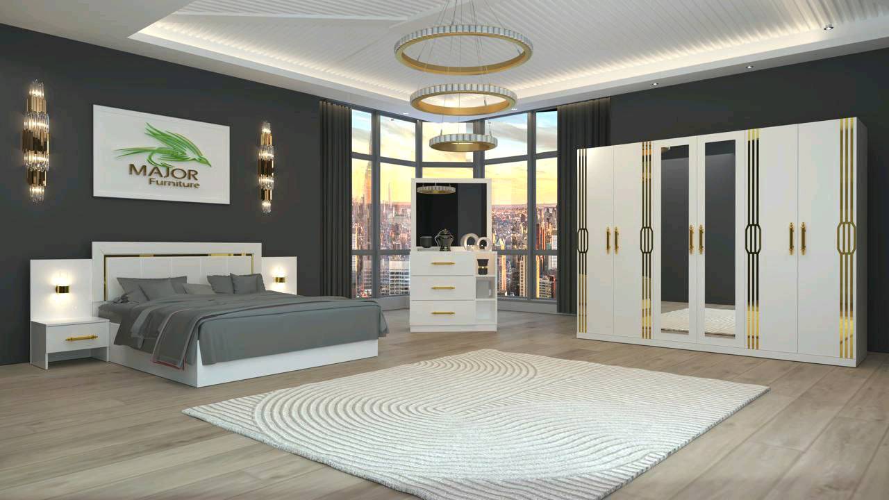 طقم غرف نوم فاخر بتصاميم عصرية من مملكة الأثاث، يتكون من سرير كبير، كومودينتان، دولاب ملابس مع مرايا، وتسريحة. مثالي لإضفاء لمسة أناقة على غرفة النوم.