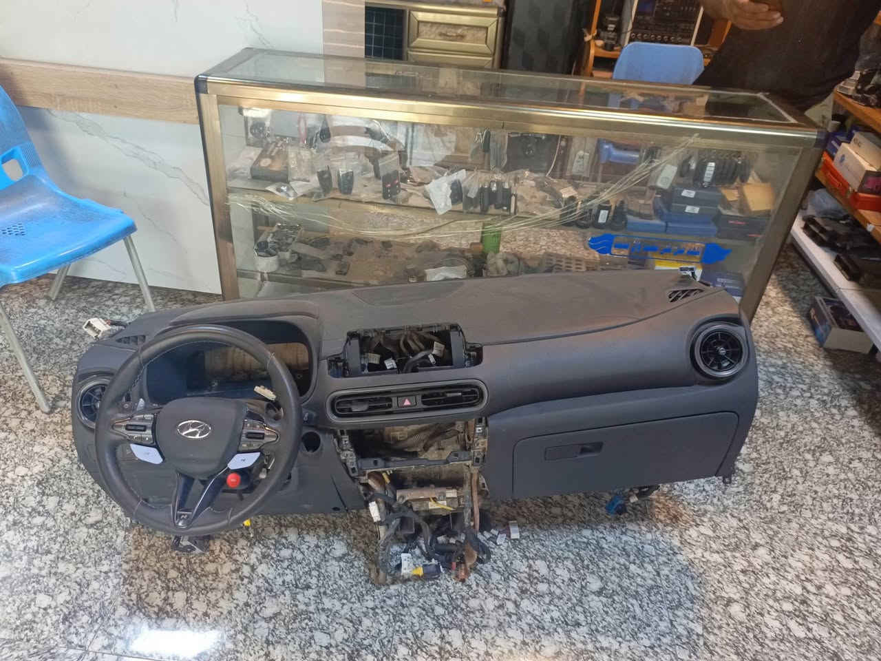 السلام عليكم ورحمة الله وبركاته.

للبيع داشبورد ( دشبول ) هونداي كونا N  موديل 2023 

ما بيه أي ضرر ولا شخوط، دركة ستيرن جديدة، ايرباكات سليمة، فريز جديد، ظفيرة كاملة ما بيها أي قطع ولا نقص نهائيا. اشتريته لسيارة و ما استخدمته لأن بعت السيارة على ضررها. للتواصل على الرقم:

***********
