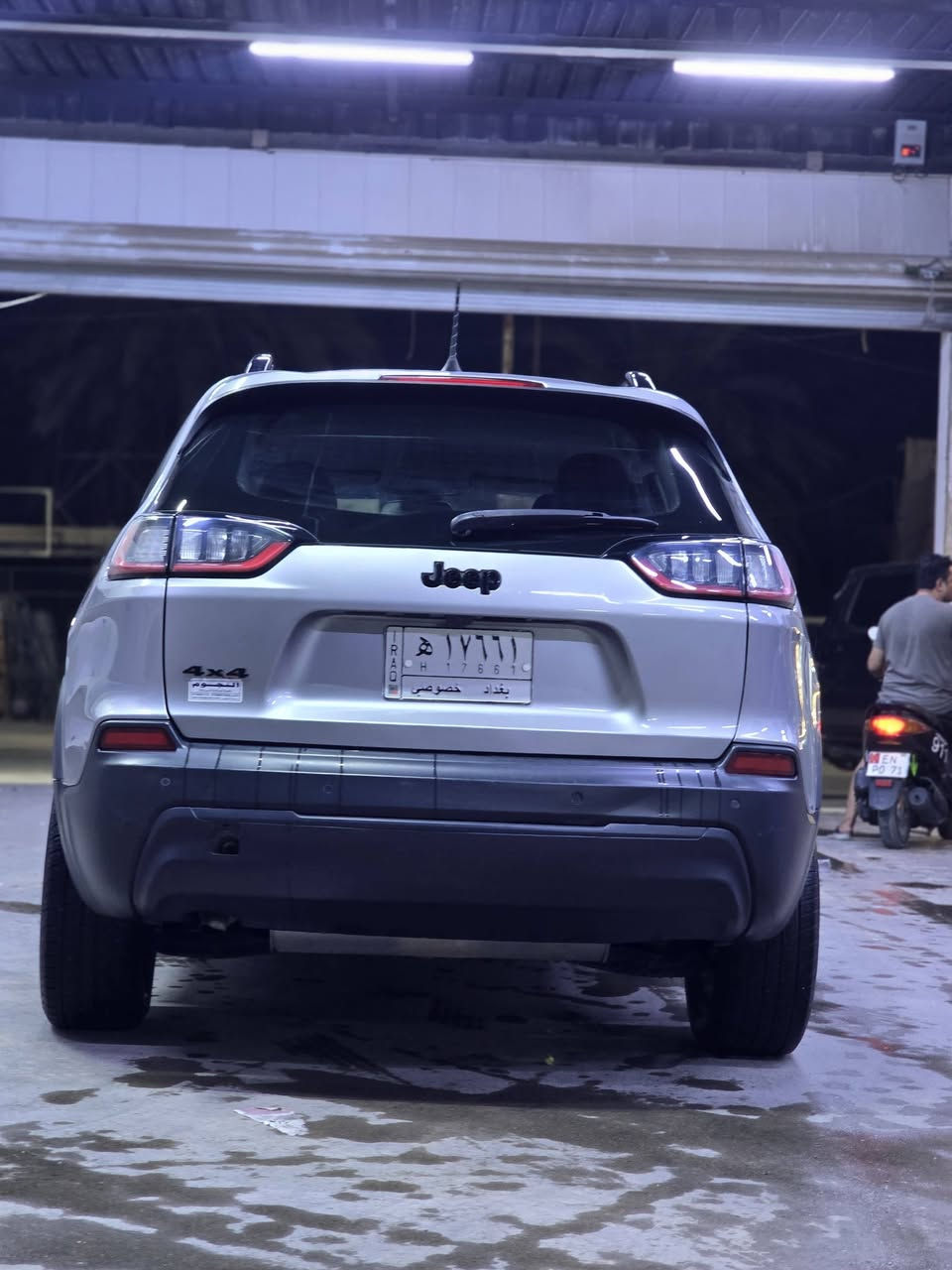 للمعلومة السيارة قبل 3 ايام حولتها بأسمي ورقم جديد الإنكليزي 
🚙 للبيع | جيب شيروكي Latitude Plus 2020 | فول مواصفات (عدا فتحة السقف)
إذا تبحث عن جيب نظيف، مواصفاته كاملة، وجاهز للاستخدام بدون أي مصاريف، فهذا خيار يستحق المعاينة.
✅ موديل 2020
✅ وارد أمريكي كلين بدون حادث الصور موجودة ورقم الشاصي موجود 
✅ محرك 2.4L اقتصادي وقوي مع ناقل حركة أوتوماتيك 9 سرعات
✅ ماشية 69 ألف ميل فقط
✅ دفع رباعي (4×4) مع أوضاع قيادة متعددة (Auto / Snow / Sport / Sand & Mud)
✅ تشغيل بصمة (Push Start) ودخول ذكي (Keyless Entry)
✅ شاشة Uconnect كبيرة تدعم Apple CarPlay وAndroid Auto
✅ كاميرا خلفية
✅ حساسات أمامية وخلفية
✅ رادار أمامي مع نظام التحذير من الاصطدام
✅ مراقبة النقطة العمياء (Blind Spot Monitoring)
✅ تحذير مغادرة المسار (Lane Departure Warning)
✅ مثبت سرعة
✅ تحكم كامل من المقود (ستيرن كونترول)
✅ مقاعد جلد أصلية
✅ تدفئة للمقاعد الأمامية وتدفئة للستيرن
✅ تبريد على وضع الشركة قطعتين
✅ مرايا كهربائية مع طي كهربائي
✅ جنوط ألمنيوم أصلية
✅ إنارة LED نهارية مع مصابيح ضباب
✅ نظام الثبات الإلكتروني، مانع الانزلاق، ومساعدة صعود المرتفعات
✅ وسائد هوائية متعددة وأنظمة أمان متقدمة
🔹 السيارة استخدام شخصي ومعتني بيه، جاهزة للفحص بأي مكان. 🔹 المكينة، الكير، والشاصي  ممتازة. 🔹 ما تحتاج أي مصروف،
📍 الموقع: بغداد
      السيارة كفالة عامة والسونار موجود من المندلاوي 
💰 السعر 138 $
للاستفسار ، التواصل على الخاص أو الاتصال.
 ***********
