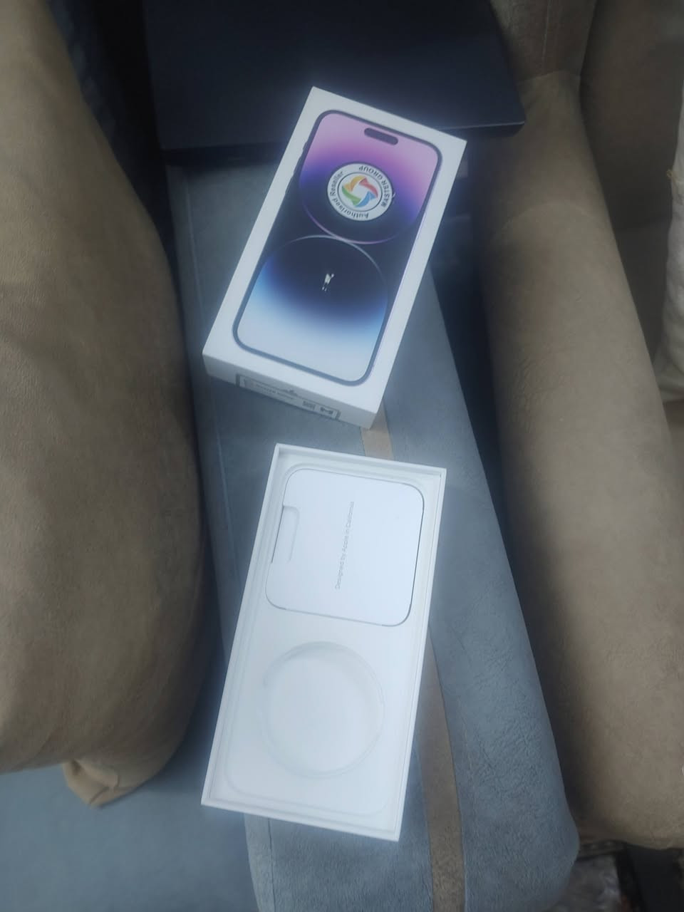 ايفون 14 بروماكس لون بنفسجي ماستر نظيف  ذاكره 256 وياه كارتونته فقط بطارية 77 سعره  700 قفل للاتصال ***********
