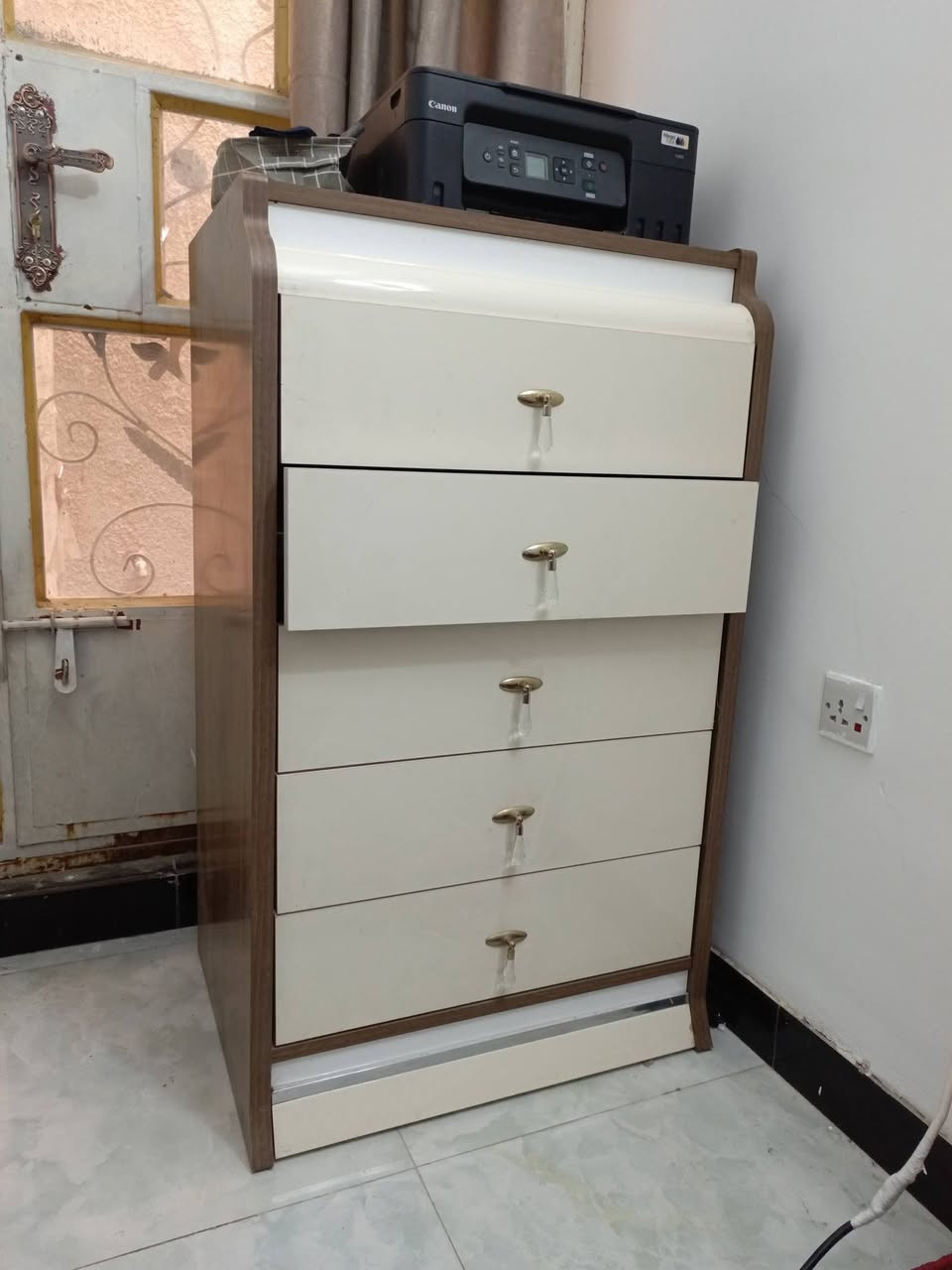 غرفة نوم تركية درجة اولى ثقيلة اخذتها ب 1700 دولار .. ابيع ب 600 الف و بيها مجال
الغزالية ***********
الصور مو واضحة لان الغرفة هوسة متروكة بالواقع احلى و الكنتور سلايد انارة مخفية
