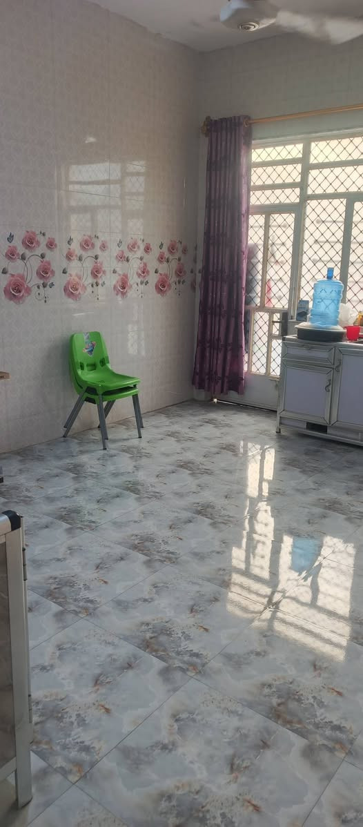 سلام عليكم بيت للبيع 
يتكون من ستقبال 6×4
   صالة 9×4
مطبخ 4×5
غرفتين نوم 4×5
ارتفاع بيت من داخل تلاثة امتار نص

الاستفسار اتصال***********
