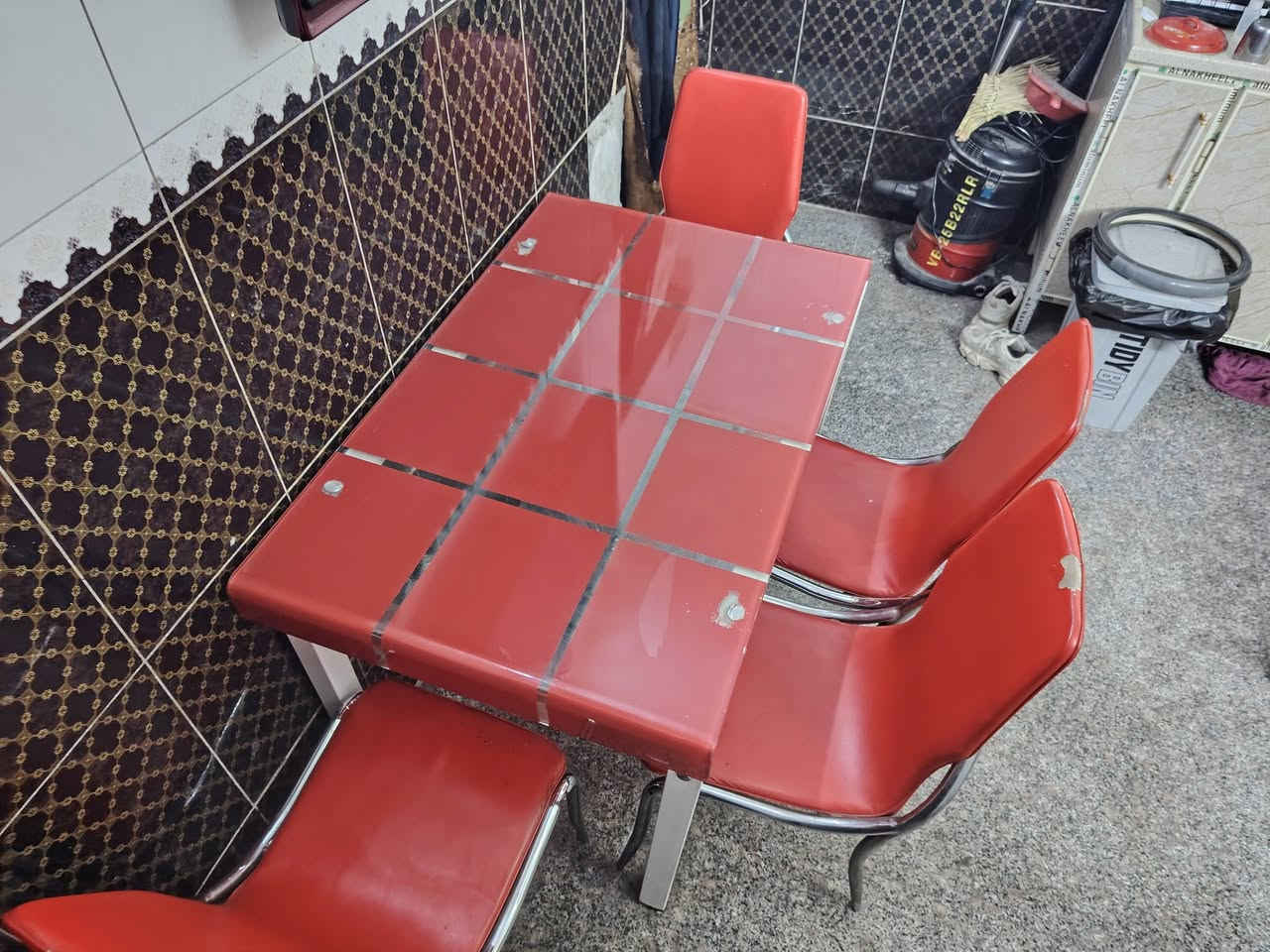 سلام عليكم ميز تركي مع اربع كراسي ستيل ب٨٠ جوه سعره بغداد البياع المعالف
***********
