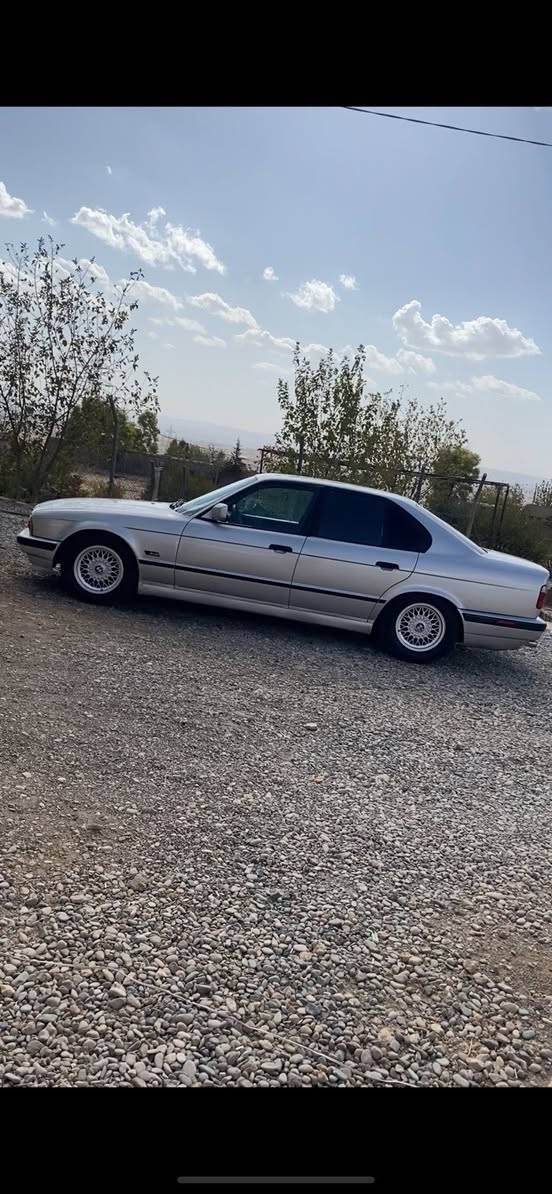 سەرەتا بەناوی خوا سلاو هاو رێیان ئەم bmwهەیە بۆ فرۆشتن مۆدێل 1993 
ئارم بووه به لام ئارمه كه ي بزربومه به حولج ده ي فروشم كه فيليمالي مه ده ني 
هاته ٦٠سال تر
مەکینە 520کەپسە گێر عادیە دوجام کارەبا پێش پانە لایت ئەلقەیە چوار تایەو ویل لۆکم بۆ بەستوە گێرو مەکینە بەشرت سەرف دوکەڵ بوخار نیە بەشەرت ١٠٠٠فیتەر بيليدارم سه ياوه كه مه سروفي زوري تياكراوه هه ر عه يبي كو سه ت دوولار بشكينه بو  زايناري زياتر ژما***********
***********
