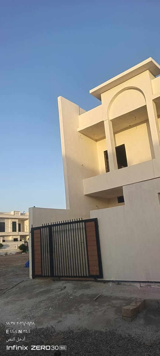 سلام عليكم 
دار للبيع مساحه 120متر ركن تصميم ملكي طابقين يتكون من ثلاث غرف و هولين ومطبخ و استقبال وكراج سياره 
يوجد ماء وكهرباء مشمول في التمليك النقوصات بياض و سيراميك العنوان الصياده خلف التجاري مجاور لسيطرة الصياده 
السعر 45 للاستفسار على الرقم 
***********
