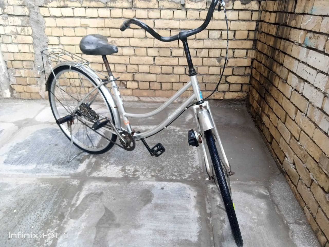 ‏السلام عليكم من رخصت الادمن وافق 🌹
‏بايسكل بناتي يباني اصلي حجم 26 شوفت عينك شلون نضيف ال بايسكل جديد متروك جان 
‏سعره 60الف وبي مجال الشراي عنواني مدينه الصدر 
‏هذه رقمي وتساب ***********
