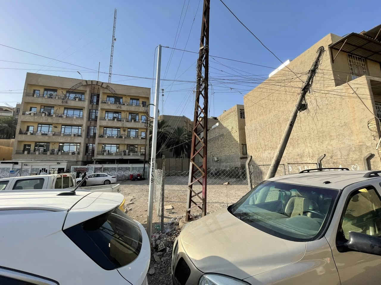 ارض مساحة ٣٠٠ متر مكان كرادة قريب ساحة الفردوس خلف مستشفى الفردوس  للعيون جانب مؤسسة الشهداء اللجنة الخاصة للايجار فقط للتواصل ***********
