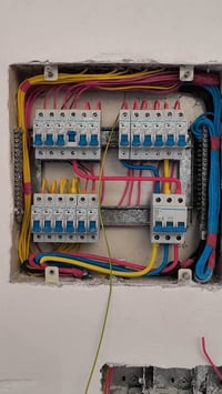 علي الكهربائي للتواصل 07879585753 أو 07719893785  للتأسيسات الكهربائية...