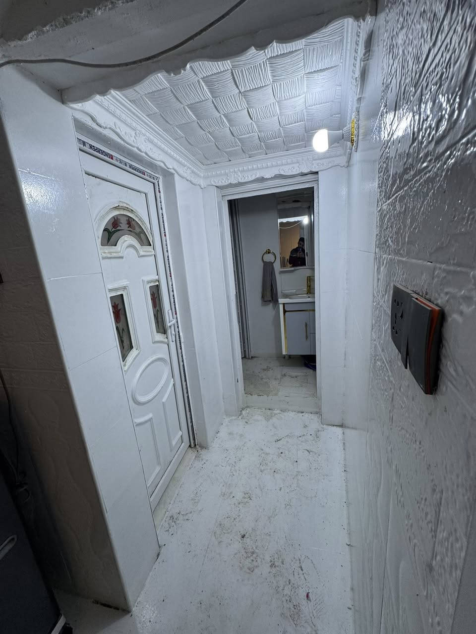 السلام عليكم
دار للبيع مساحه 50 م 
حي الشاوي / قرب غرفه التجاره 
طابو زراعي سند 25 
تبليط ماء كهرباء مجاري 
البيت طابقين يحتوي عل 
صاله 
كليدور
مطبخ
مجمع صحيات غربي
2 غرف 
للاستفسار الاتصال عل رقم
***********
