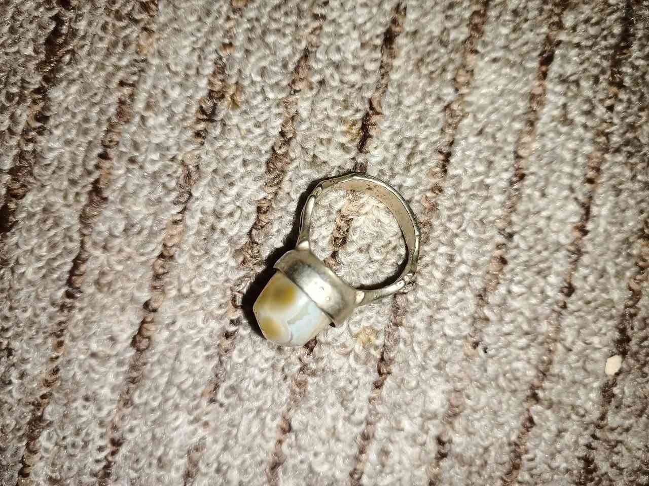 اللبيع ما اعرف فضة او لا بي ختم ٩٢٥ وابو الشذرة الزركة بي ختم ٥ وبصفهة حرف انكليزي ما اعرفهن شنو قيم واخذهن مكان نجف توصيل ماكو ‏‪***********‬‏ واتساب
