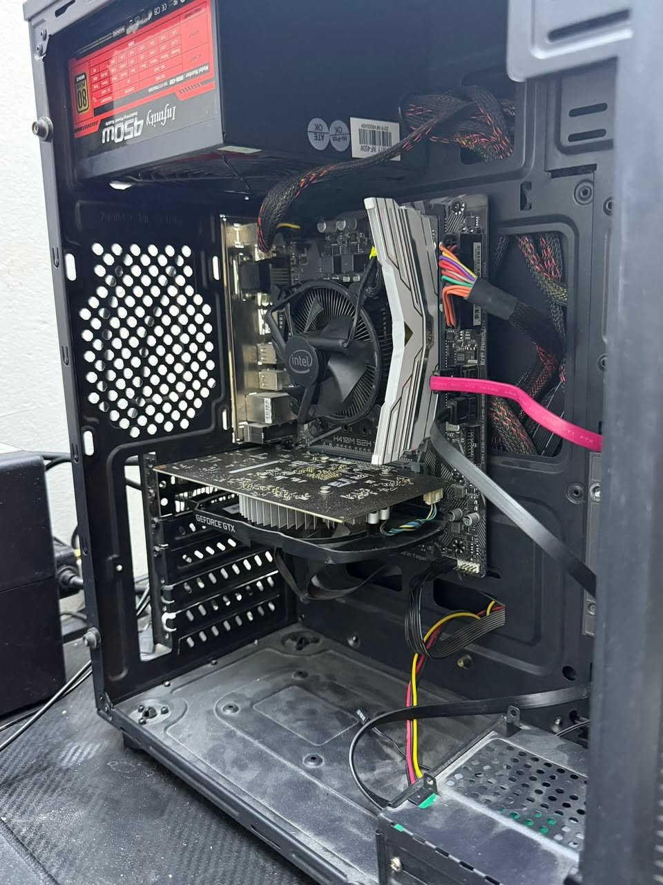 سلام عليكم pc تجميعه للبيع  كامله هيه والشاشه والبطارية كارت شاشه 1050ti معالج core i3 10105
الجيل 10  ssd700كيكه رامات 28 
رايدها 450 
للتواصل 
***********
بيع مستعجل وبيها مجال يوجد توصيل
