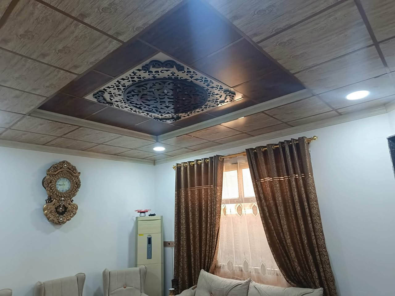 دار 🏤 للبيع في الملايين الاولى
خلف الكمرك بناء فول اساس بادلو واصل بلديه 
150متر واجهه 10 طابقين 5قرف نوم استقبال هوال صحيات مطبخ خدمات كامله ماء كهرباء تبليط 🛣️ سند 25 حق تصرف استفسار مراجعه مكتب انوار الموصل للعقار مقابيل الكمارك أو اتصال على ارقام التاليه 
***********
***********
