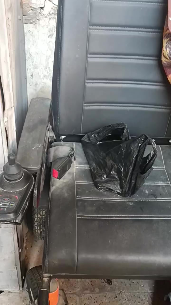 متاح كرسي كهربائي السعر ٥٠٠ الف ***********
