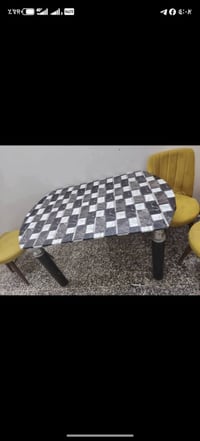 ميز طعام زوجاج. فقط ميز بدون كراسي. مابي اي ضرر  سعر 25 ااف تواصل  وتس...