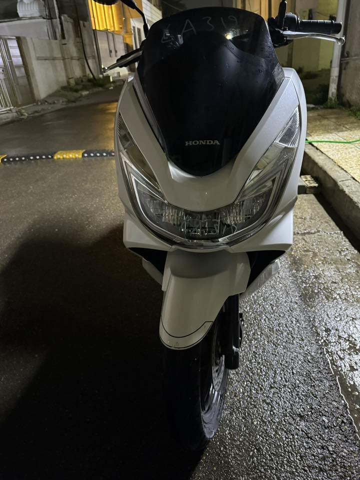 Pcx  جيل الثاني لون ابيض 
مكفولة كفالة عامة 
مكاني بغداد قرب المنصور 
حجم المكينة 125 
Jf 
***********
