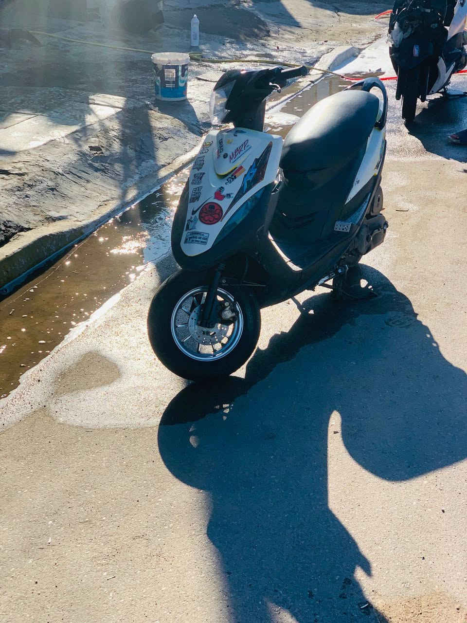 سلام عليكم دراجه ماكس عدله دراجه من التاير التاير بدلاديه بيها وياله رياضي مكينته خرسه صوتها متسمعه  كهربائيات كامله شلعه ومعدل ترايك وين متريد مكينه 55 مداريه من كل النواحي مكاني بغداد حي جهاد سعرها (555بيها مجال) ***********
