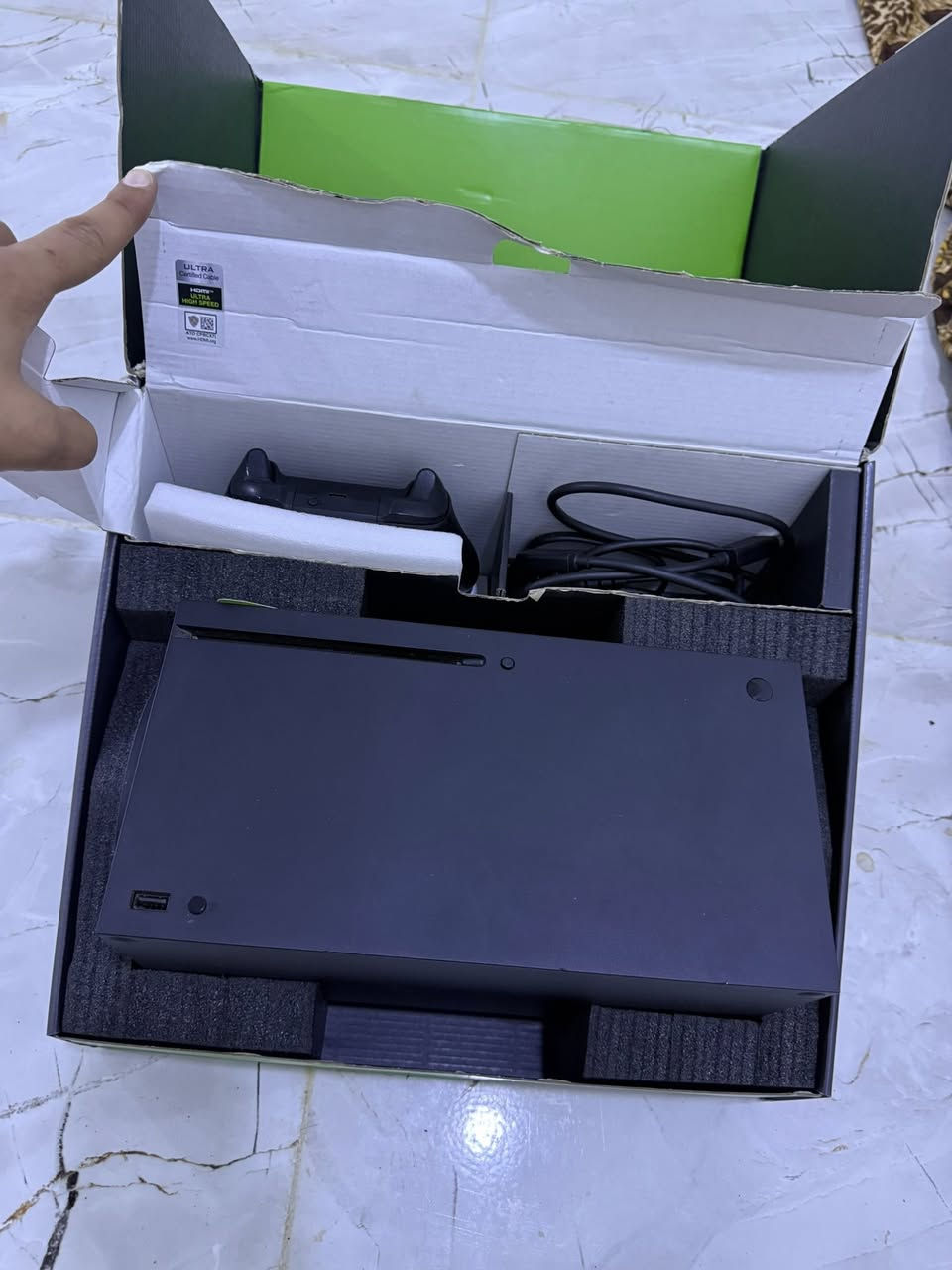 السلام عليكم شباب، للبيع جهاز اكس بوكس سيريس اكس (Xbox Series X) نظيف كلش كلش وأخو الجديد.
• مدة الاستخدام: 4 أشهر فقط (استخدام خفيف وحشمة).
• النظافة: الجهاز بحالة الشركة، شرط ما مفتوح ولا مصلح ولا بيه أي شخط أو عيب.
• الملحقات: كرتونته الأصلية موجودة وكامل الملحقات البلادية (واير الـ HDMI الأصلي + واير الباور الأصلي + اليدة البلادية الأصلية نظيفة جداً وبدون أي درفت أو مشاكل).
السعر: 670,000 دينار عراقي (بيه مجال بسيط جداً للشراي الطيب).
الموقع: [الموصل]
للتواصل والاستفسار: [ ***********]
