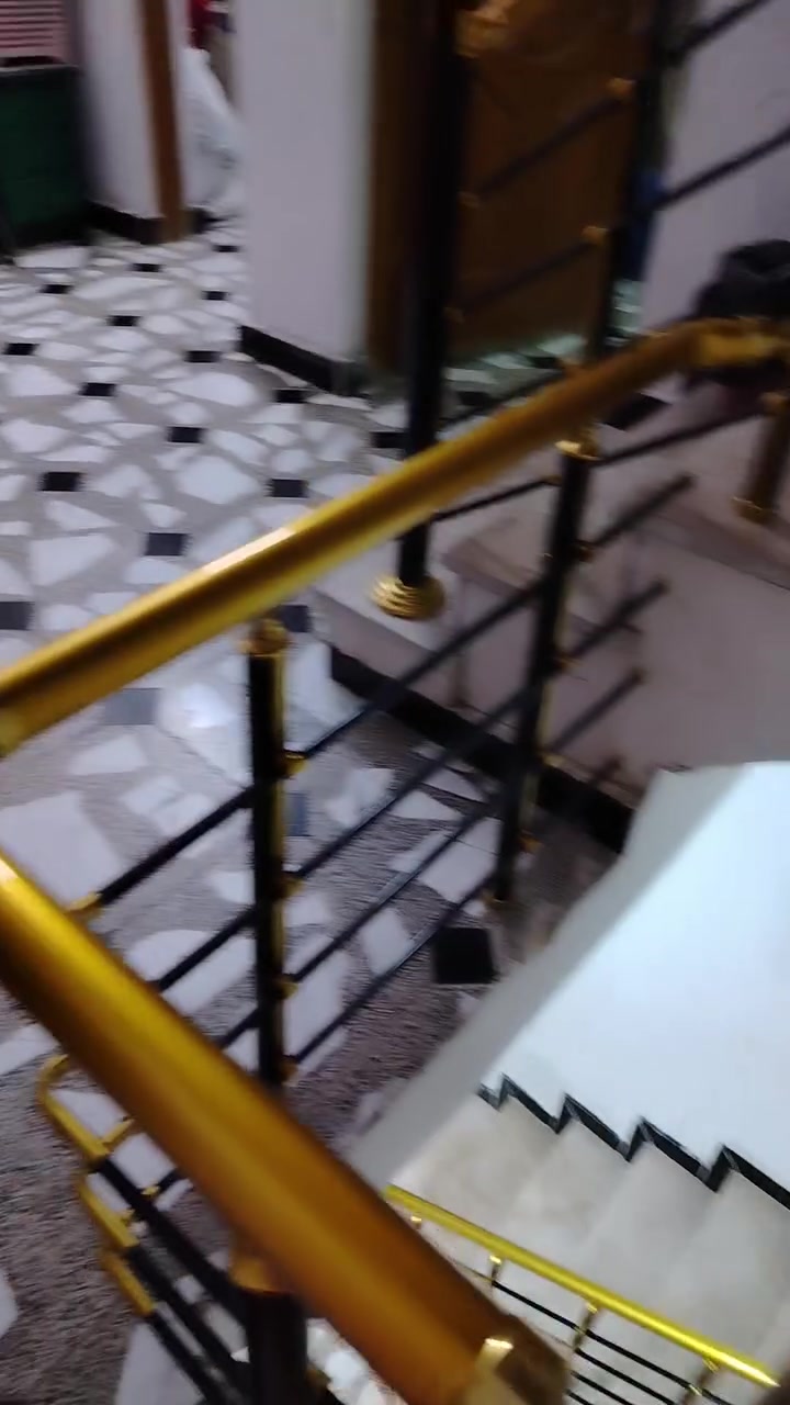 الدار للبيع ٨٥متر مربع واجهه ٨ونص ونزال عشره طابقين ونص كامل سطح شتايكر كامل خدمات منطقه بلديات ظياء الحلفي قريب عل شارع مصرف وشارع تراث موقع حلو  مستعجل عل بيع وسعر جدآ مناسب بسبب ظروف ***********
